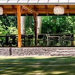 Hotel Zámek - Hotel&resort Ratmerice