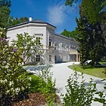 Zámek - Hotel&resort 4* Ratmerice
