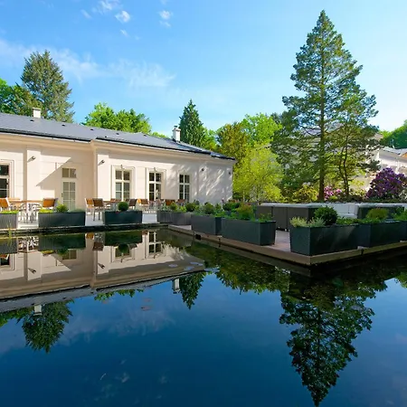 Zamek - & מלון Ratmerice