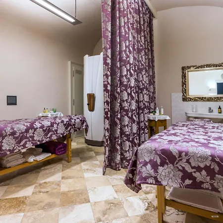 Zamek - & Отель Ratmerice