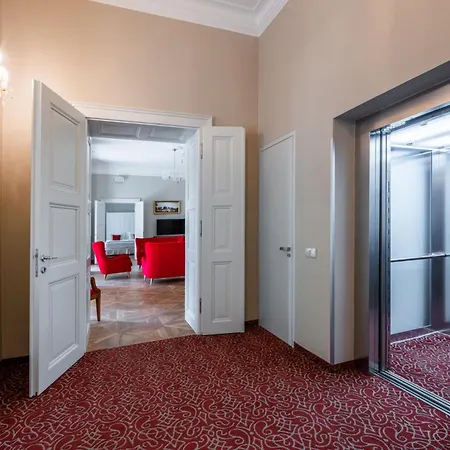 Zamek - & Отель Ratmerice