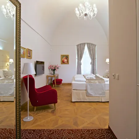 Zamek - & Отель Ratmerice