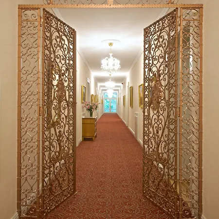 Zámek - Hotel&resort Ratmerice