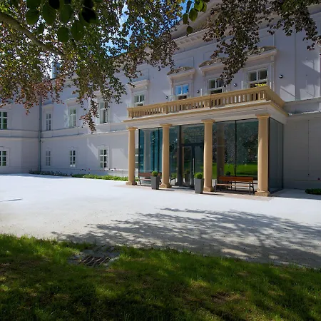 Zamek - & 4* Ratmerice