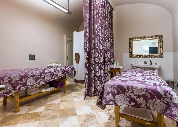 Zamek - & מלון Ratmerice