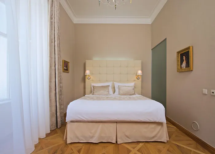 Zamek - & מלון Ratmerice