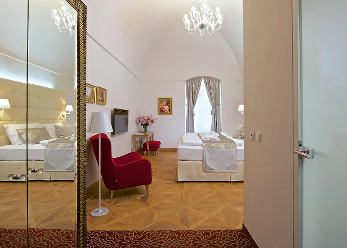 Zamek - & מלון Ratmerice