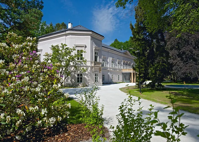 Zamek - & 4* Ratmerice