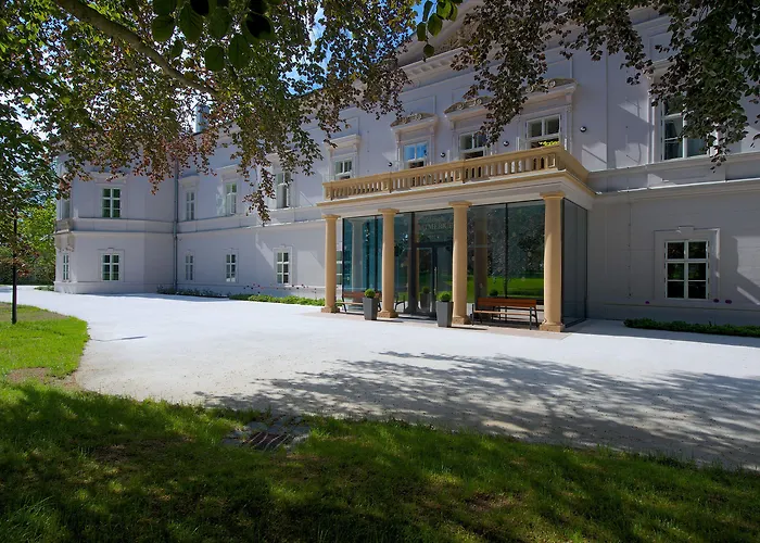 Zamek - & 4* Ratmerice