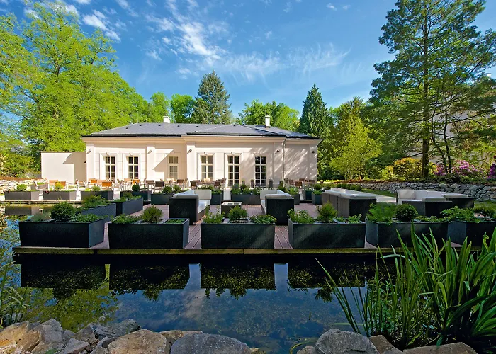 Zamek - & מלון Ratmerice