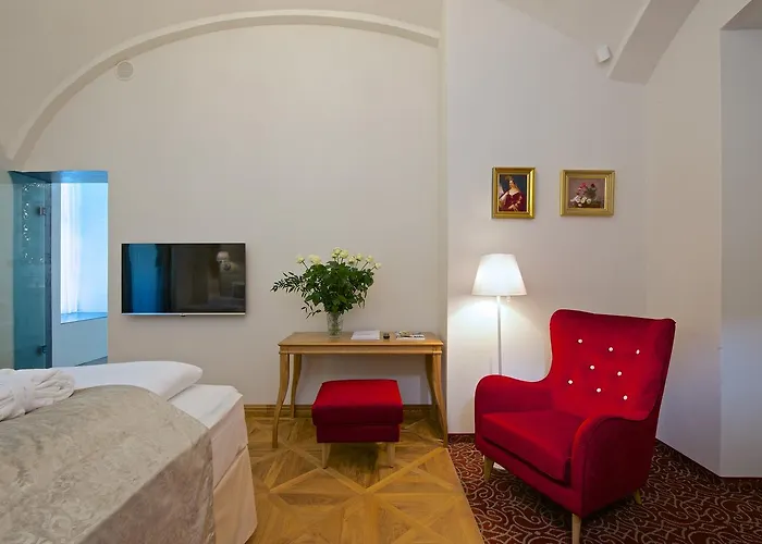 Zamek - & فندق Ratmerice